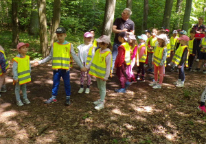 Dzieci zwiedzają Las Łagiewnicki